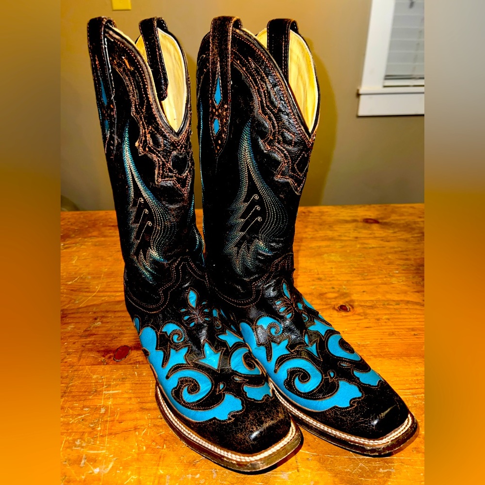 Corral Vintage Boots. Gorgeous Black & Turquoise. Rare. Good condition